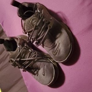Good condition black Nike Presto.